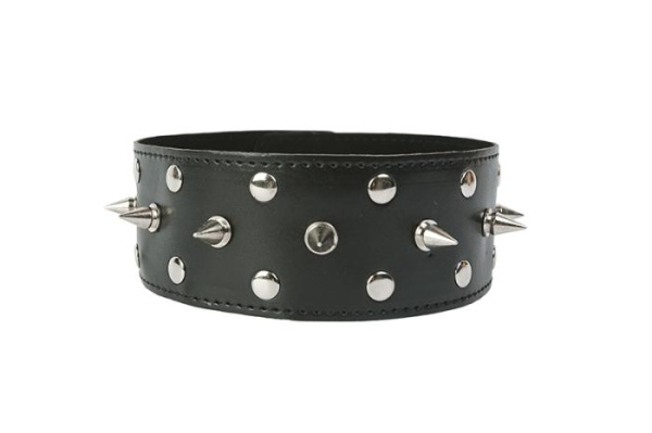Черный ошейник с шипами и заклепками